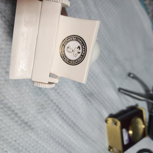 HALLMARK PEANUTS SNOOPY AT TYPEWRITER COLLECTIBLE CELL PHONE HOLDER - Picture 3 of 8